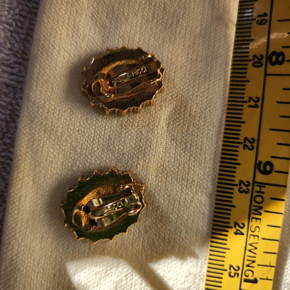 NINA RICCI - Golden metal clip on earrings black rhinestones - Picture 13 of 15